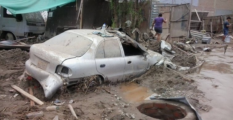 Im Schlamm begrabenes Auto in Peru.