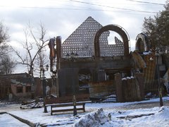 Auf der Reise von Charkiw nach Izyum kommt das Team der Diakonie Katastrophenhilfe an vielen zerstörten Gebäuden vorbei.