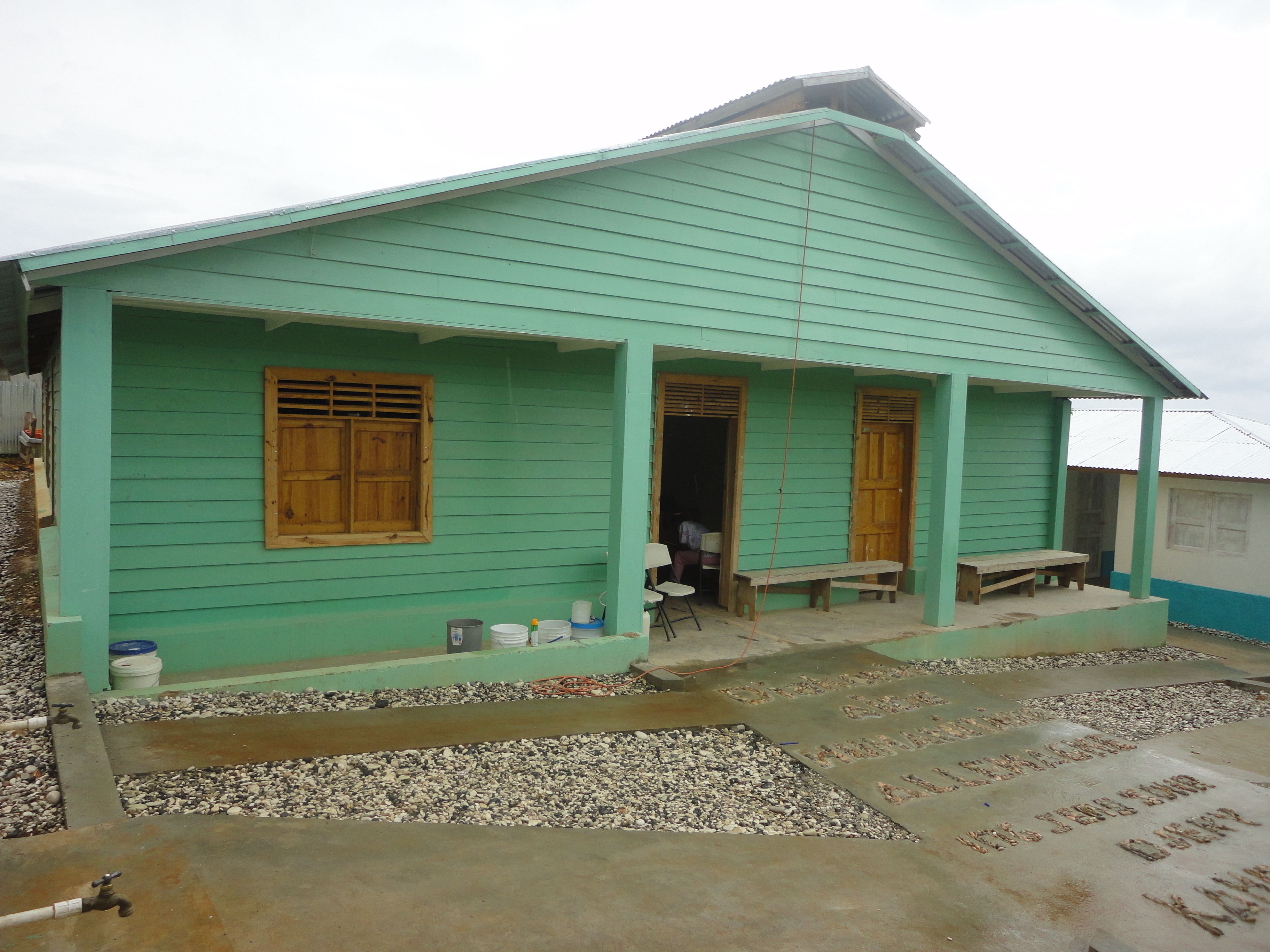 Ein grünes Haus aus Holz auf Haiti.