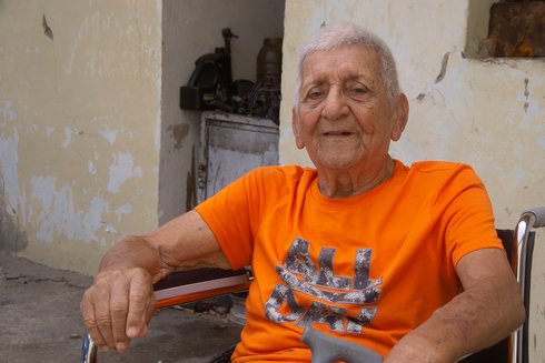 Herr Gullermo vor seinem Haus in der Gemeinde La Paez