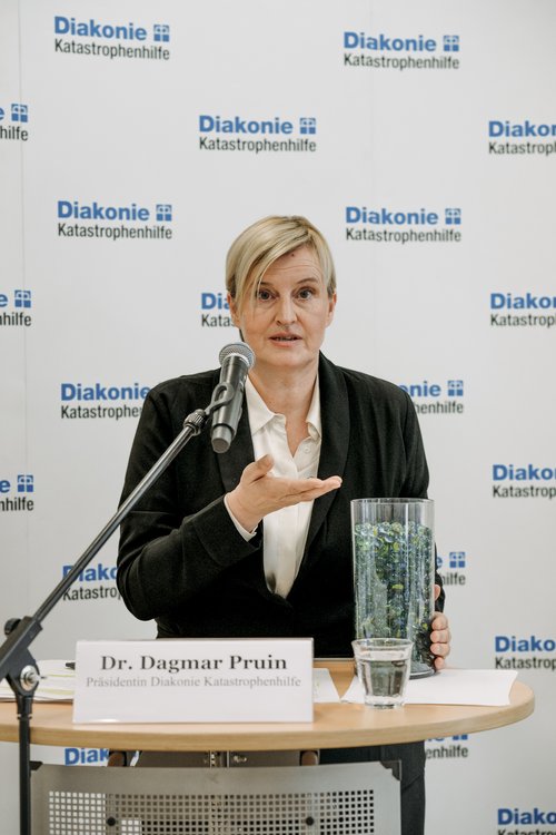 Dr. Dagmar Pruin, Präsidentin der Diakonie Katastrophenhilfe und Martin Keßler, Leiter Diakonie Katastrophenhilfe bei der Pressekonferenz zur Vorstellung des Jahresberichts 2025 am 14.07.2026 in Berlin.