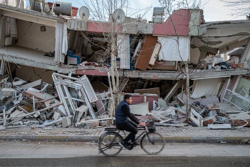 Straßenszene nach dem schweren Erdbeben in der Türkei