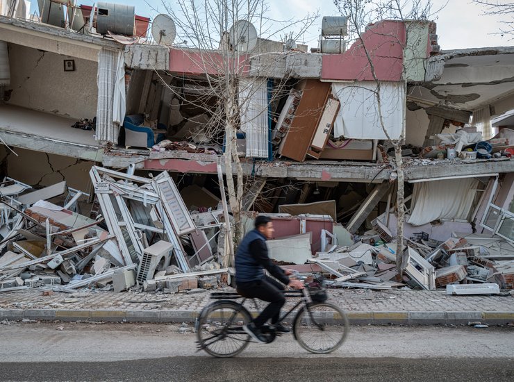 Straßenszene nach dem schweren Erdbeben in der Türkei