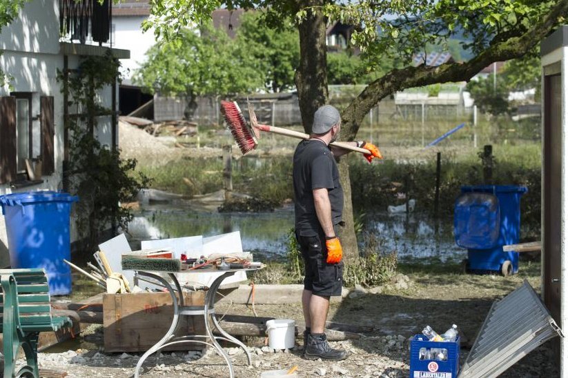 Mann mit Kehrbesen auf der Schulter