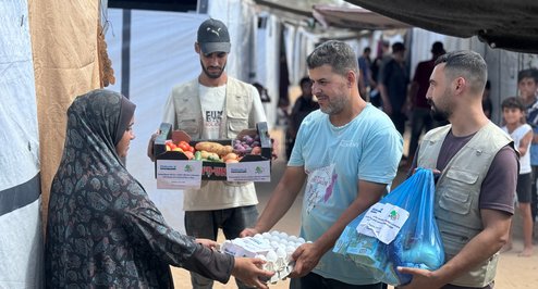 Verteilung von Essenspaketen an 349 Haushalte, die von dem Konflikt betroffen sind (2 Pakete pro Haushalt für mind. Einen Monat) mit Grundnahrungsmittel und Frischwaren wie Gemüse, Obst und Zitrusfrüchten, Bohnen, Linsen und wenn möglich Fleisch enthalten. Zudem erhalten 300 Familien täglich frisches Brot (ca. 2 kg), das von lokalen Bäckereien hergestellt wurde und 50l frisches Trinkwasser.Partner: Palestine Association for Education and Environmental Protection (PAEEP)Projekt: K-PSE-2023-4038