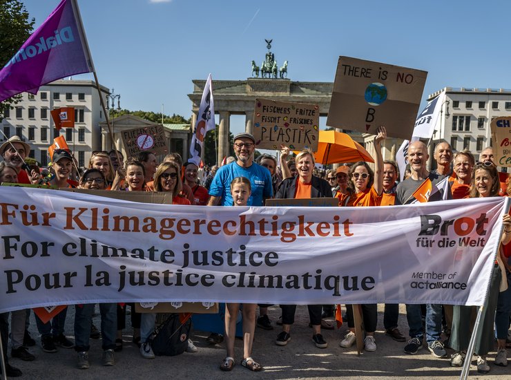 Brot für die Welt demonstriert beim Globalen Klimastreik unter dem Motto:
 #EndFossilFuels