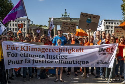 Brot für die Welt demonstriert beim Globalen Klimastreik unter dem Motto:
 #EndFossilFuels