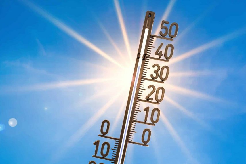 Ein Thermometer vor der gleißenden Sonne