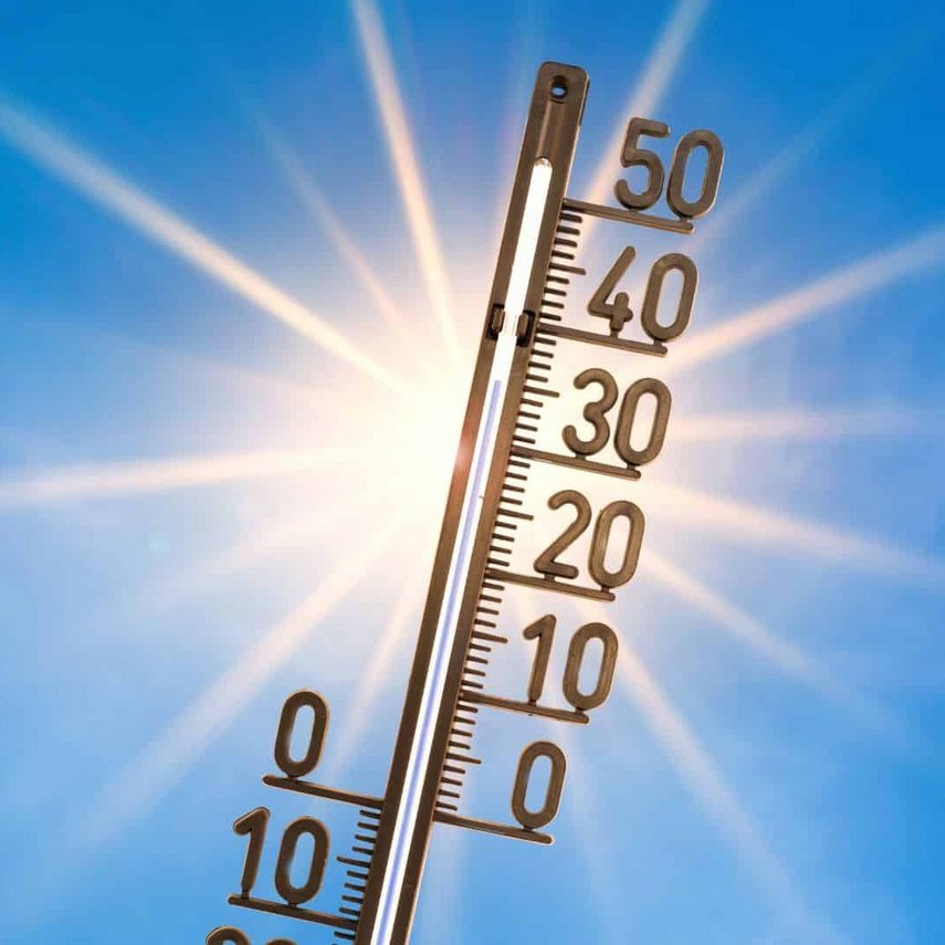 Ein Thermometer vor der gleißenden Sonne
