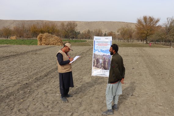 Herr Sediqullah, ein 35-jähriger Bauer steht auf seinem Feld in der Provinz Nangarhar