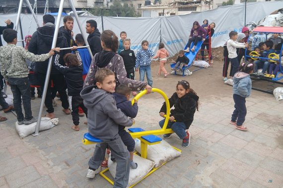 Kinder spielen auf einem Spielplatz