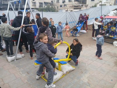 Kinder spielen auf einem Spielplatz