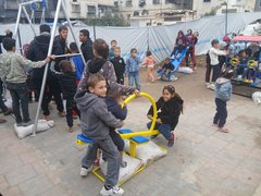 Kinder spielen auf einem Spielplatz