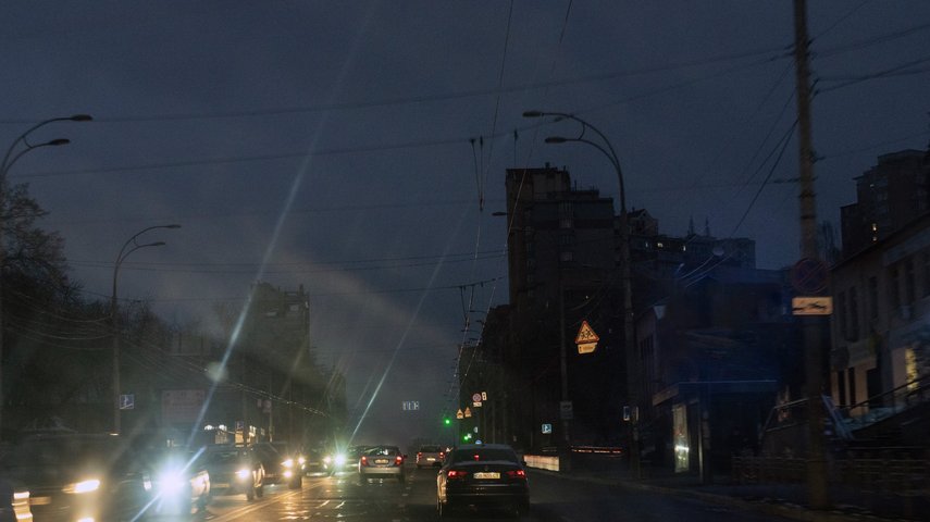 Straße im Dunkeln wegen Stromausfall