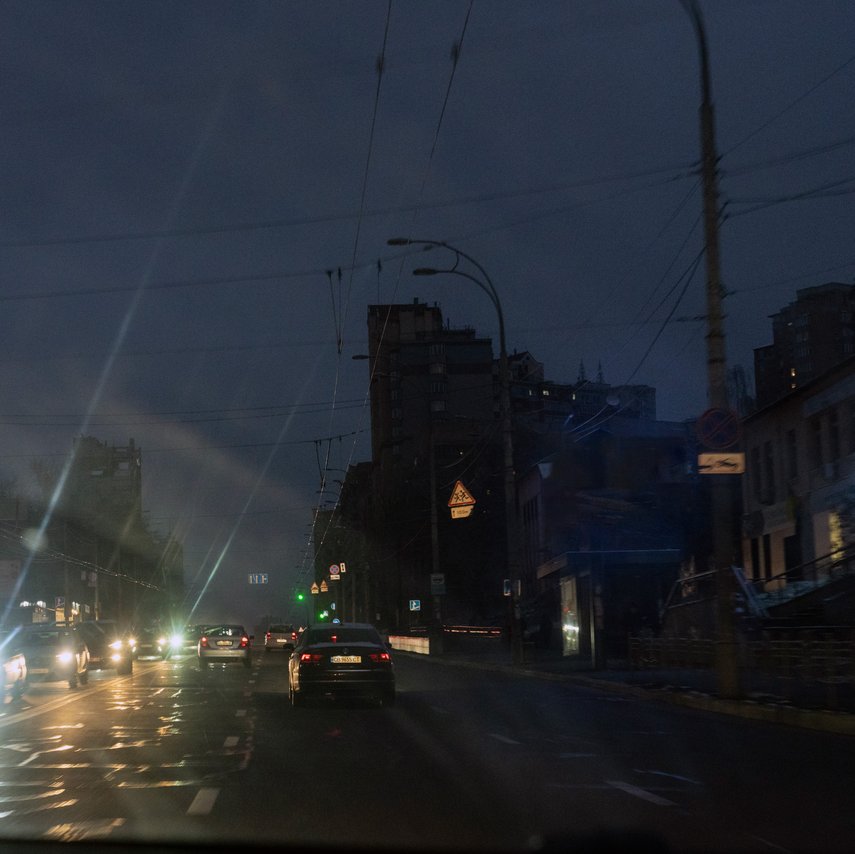 Straße im Dunkeln wegen Stromausfall