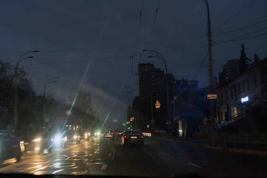 Straße im Dunkeln wegen Stromausfall