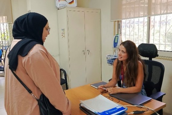 Die Palästinenserin Amal spricht mit einer Mitarbeitenden im Gesundheitszentrum