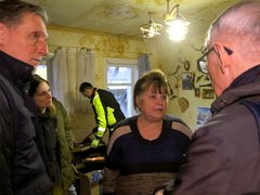 Am 5. Februar besuchte Martin Kessler mit Mitarbeitern der Partnerorganisation "East SOS" das beschädigte Haus, das sich Nadia Lipey und Natalia Shtanska teilen.