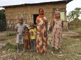 Die 37-jährige Mutter Theiba musste mit ihrem Mann und ihren sechs Kindern aus ihrem Zuhause fliehen.