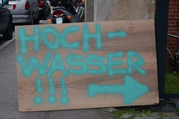 Selbstgemachtes Warnschild „Hochwasser“