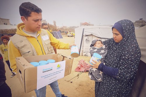 Verteilung von Dosenmilch Dosenmilch für Neugeborene und Kleinkinder in einem Flüchtlingscamp in Rafah im südlichen Gazastreifen.