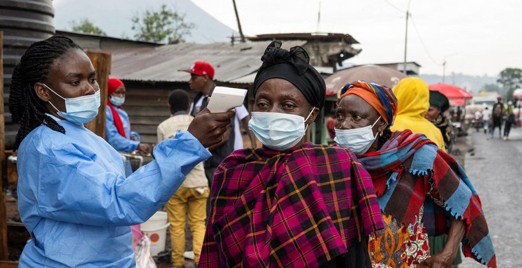 Ebola_DR Kongo_2026 Eine Gesundheitsmitarbeiterin misst Fieber bei einer Frau an einem Check Point