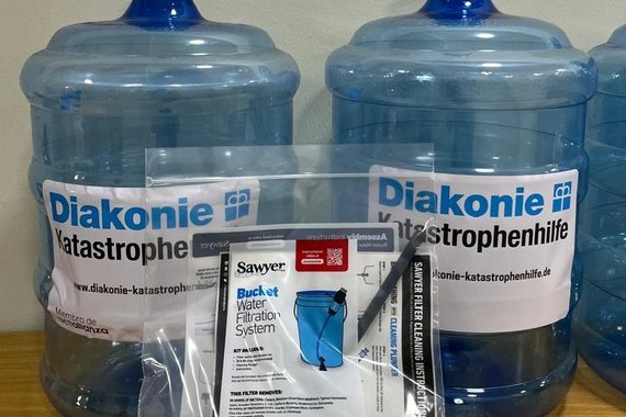 Wasserfilter, die im Erdbebengebiet in Venezuela verteilt werden Wasserfilter, die im Erdbebengebiet in Venezuela verteilt werden