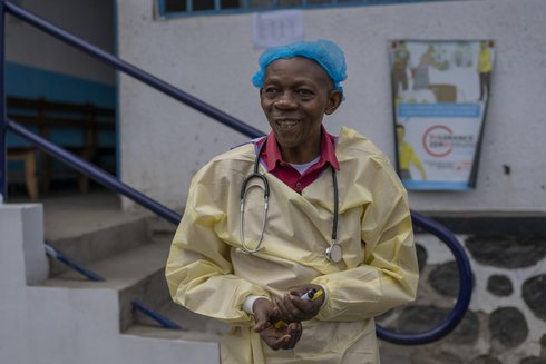 An einer Handwaschstation in der Gesundheitszone Sake, die von Partnerorganisationen TPO zur Prävention der Ebola-Viruserkrankung eingerichtet wurde, wird Fieber gemessen