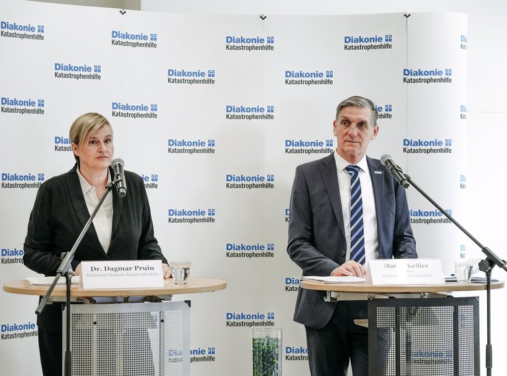 Dr. Dagmar Pruin, Präsidentin der Diakonie Katastrophenhilfe und Martin Keßler, Leiter Diakonie Katastrophenhilfe bei der Pressekonferenz zur Vorstellung des Jahresberichts 2025 am 14.07.2026 in Berlin.