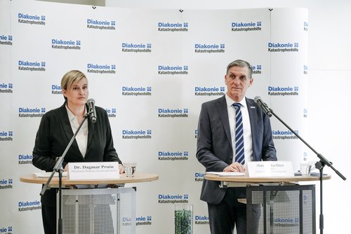 Dr. Dagmar Pruin, Präsidentin der Diakonie Katastrophenhilfe und Martin Keßler, Leiter Diakonie Katastrophenhilfe bei der Pressekonferenz zur Vorstellung des Jahresberichts 2025 am 14.07.2026 in Berlin.