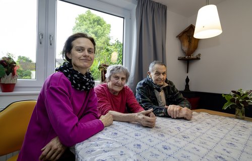 Familie Remmele in der renovierten Küche