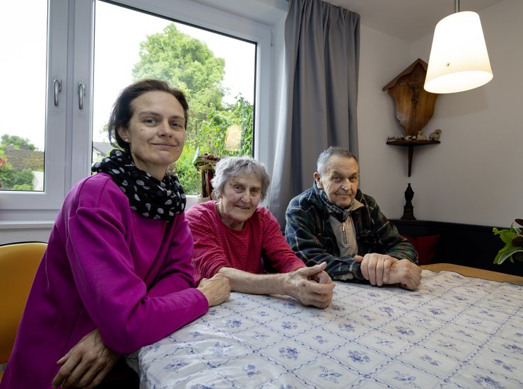 Familie Remmele in der renovierten Küche