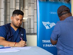 Ein Mitarbeiter von  AVESSOC gibt eine Sprechstunden, um medizinischen Bedarf zu erfassen