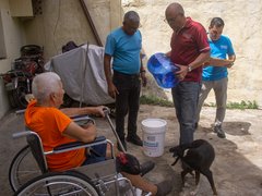 Herrn Gullermo in der Gemeinde La Paez, Gemeinde Catia la Mar, La Guaira, erhält einen Wasserfilter