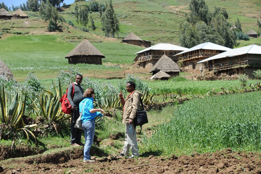 Projektverantwortliche der Diakonie Katastrophenhilfe sprechen mit vom Klimawandel Betroffenen in Äthiopien.