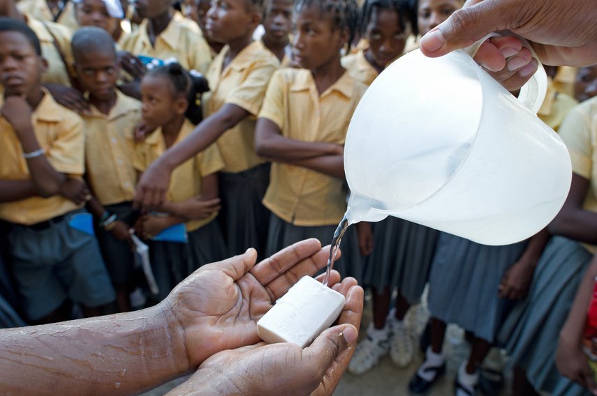 Schulkinder nehmen in Haiti an einer Hygiene-Schulung teil, die zur Cholera-Aufklärung gehört.