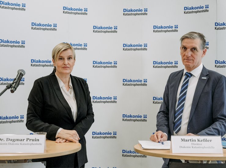 Dr. Dagmar Pruin, Präsidentin der Diakonie Katastrophenhilfe und Martin Keßler, Leiter Diakonie Katastrophenhilfe bei der Pressekonferenz zur Vorstellung des Jahresberichts 2025 am 14.07.2026 in Berlin.