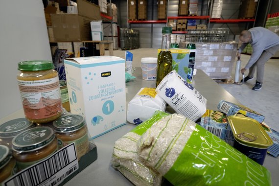 Blick ins Warenlager: Hier werden Lebensmittel und Hygieneartikel verpackt.
