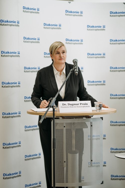 Dr. Dagmar Pruin, Präsidentin der Diakonie Katastrophenhilfe und Martin Keßler, Leiter Diakonie Katastrophenhilfe bei der Pressekonferenz zur Vorstellung des Jahresberichts 2025 am 14.07.2026 in Berlin.