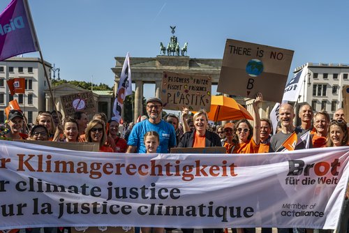 Brot für die Welt demonstriert beim Globalen Klimastreik unter dem Motto:
 #EndFossilFuels