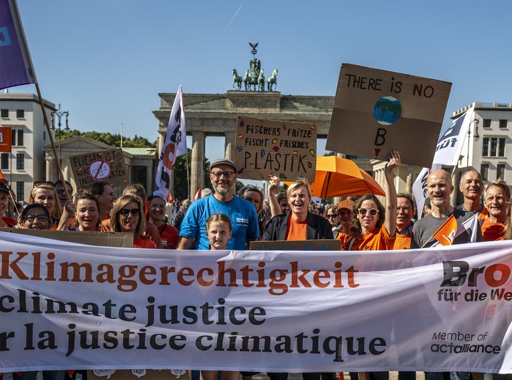 Brot für die Welt demonstriert beim Globalen Klimastreik unter dem Motto:
 #EndFossilFuels