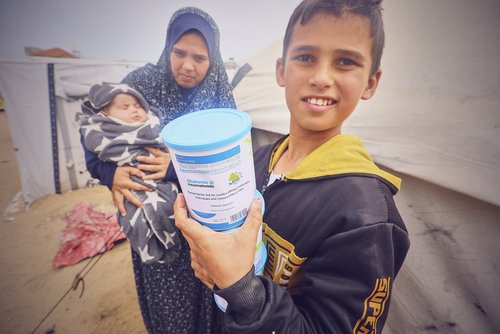 Verteilung von Dosenmilch Dosenmilch für Neugeborene und Kleinkinder in einem Flüchtlingscamp in Rafah im südlichen Gazastreifen.