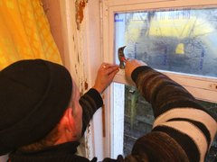Mitarbeiter von "East SOS" helfen bei der Reparatur der Fenster.