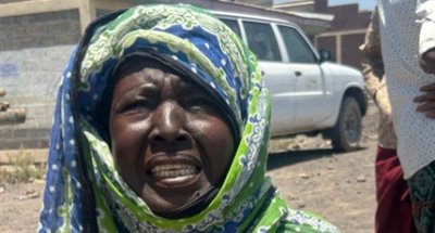 Edehafti Adana ist HIV-positiv und musste aus Eritrea flüchten. Sie berichtet, dass sie drei Tage zu Fuß zur Klinik brauchte, in der jedoch keine Medikamente verfügbar waren. Auch der Zugang zu Nahrungsmitteln ist schwierig. Sie sagt: „Die Nahrungsmittelhilfe bedeutet mir sehr viel. Seit ich die Unterstützung erhalten habe, kann ich aus Weizenmehl Brot und Brei zubereiten und jetzt drei Mahlzeiten am Tag zu mir nehmen.“ Wegen des Krieges kann Edehafti nicht nach Eritrea zurückkehren. Sie hofft weiter auf Unterstützung und eine bessere Zukunft als Geflüchtete. Für sie ist die Arbeit von FSA lebensnotwendig.