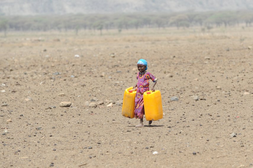 Kind der Karrayu-Nomaden in Äthiopien auf dem Weg zu einer Wasserstelle.