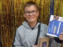Yaroslav zeigt stolz seine Leistungen im Fach Robotik