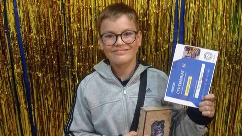 Yaroslav zeigt stolz seine Leistungen im Fach Robotik
