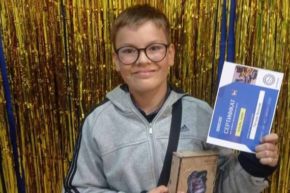 Yaroslav zeigt stolz seine Leistungen im Fach Robotik