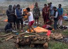 Angehörige trauern vor der Einäscherung um ein Opfer des schweren Erdbebens in Nepal.