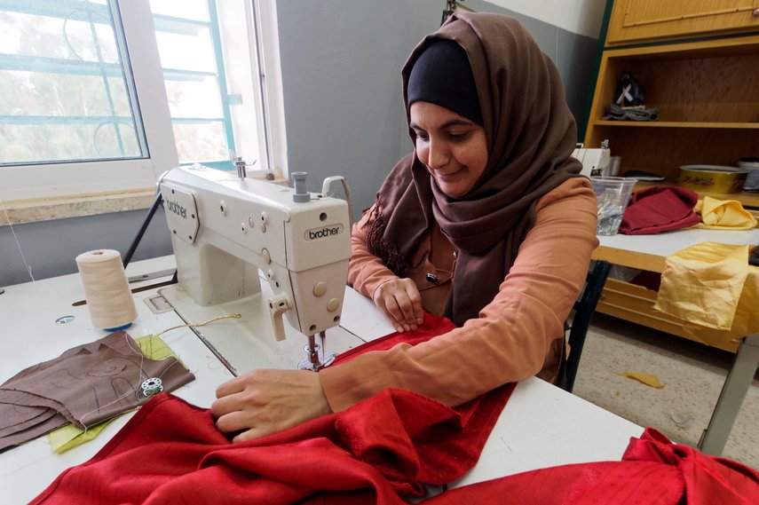 Eine Frau in Jordanien mit einer Nähmaschine